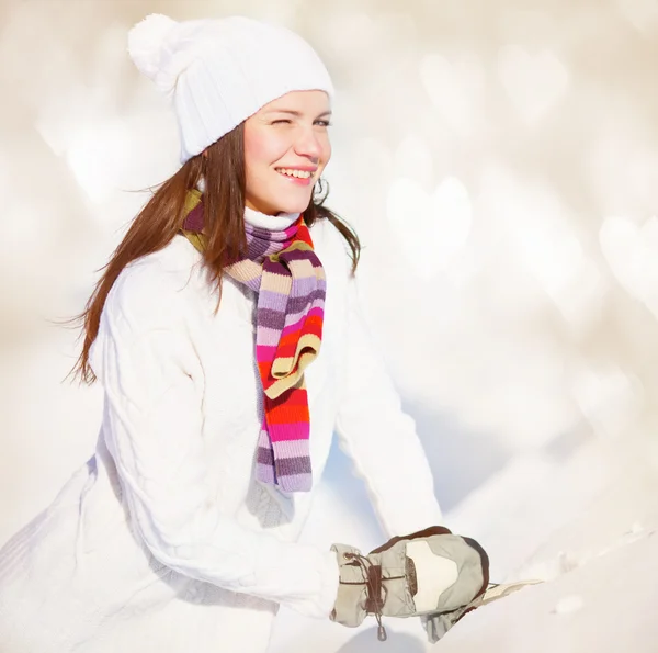 Chica jugando con la nieve — Foto de Stock