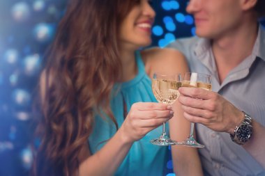 Şampanya bardaklarda şarap ile genç Çift