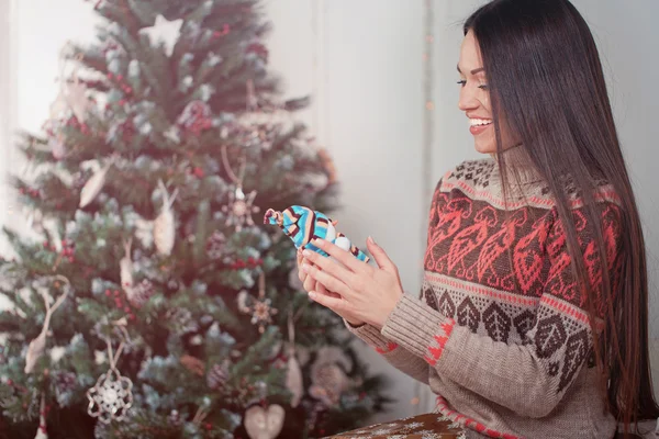 Beautiful girl with christmas present — Stock Photo, Image