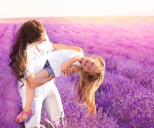 Familie op het Lavendel veld — Stockfoto