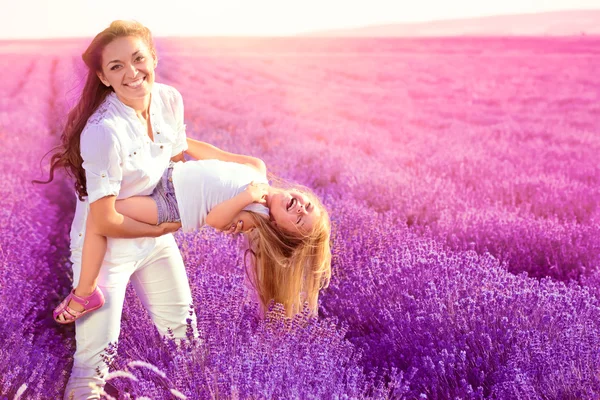 Família no campo de lavanda — Fotografia de Stock