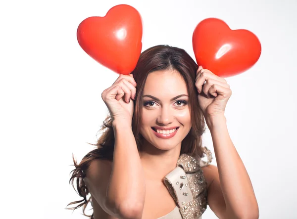 Retrato de mulher jovem com balões de coração — Fotografia de Stock