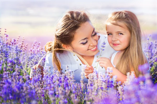 Famiglia sul campo di lavanda — Foto Stock