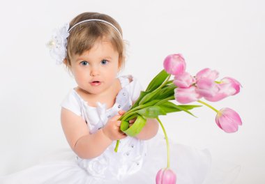 Çiçekli küçük kız