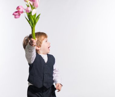 Çiçekli küçük çocuk.