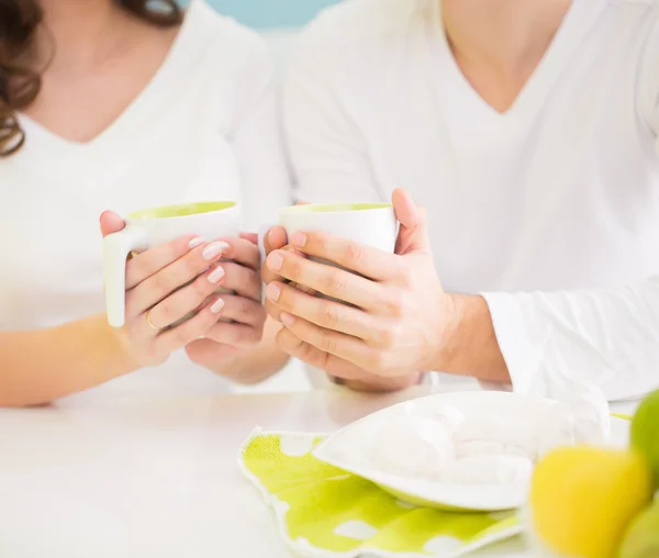 Giovane bella coppia bere il tè in cucina — Foto Stock