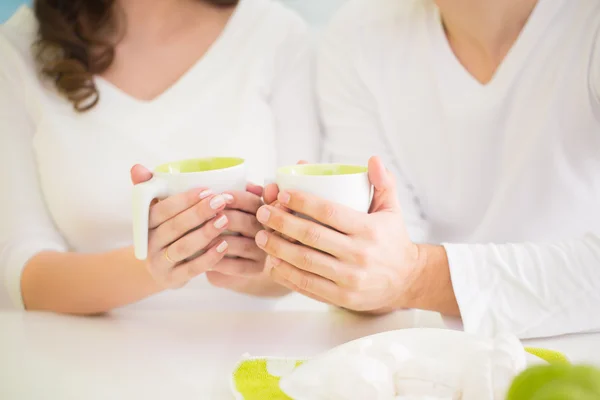 Giovane bella coppia bere il tè in cucina — Foto Stock