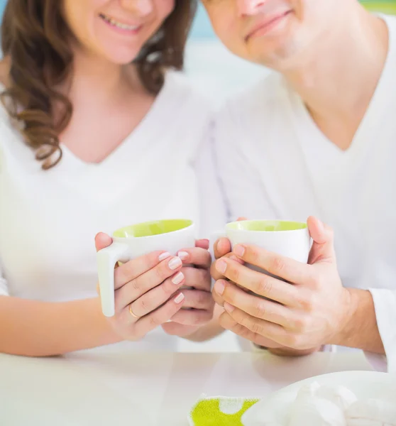 Unga vackra par dricka te på kök — Stockfoto