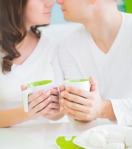 Jeune beau couple boire du thé sur la cuisine — Photo