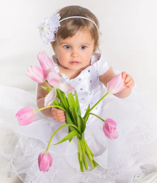 Kislány virágokkal — Stock Fotó