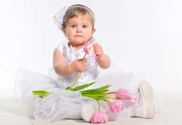 Kleines Mädchen mit Blumen — Stockfoto