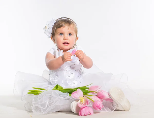 Маленька дівчинка з квітами — стокове фото
