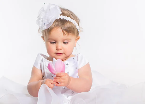 Маленька дівчинка з квітами — стокове фото