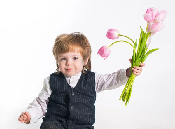 花を持つ小さな男の子 — ストック写真