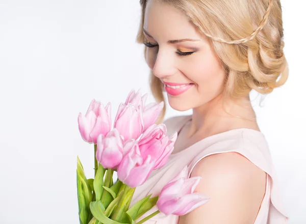 チューリップの花束を持つ女性 — ストック写真