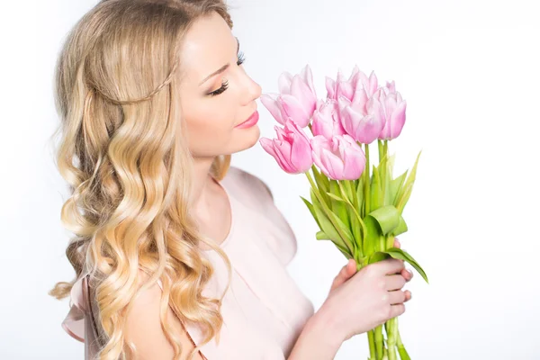 Femme avec bouquet de tulipes — Photo