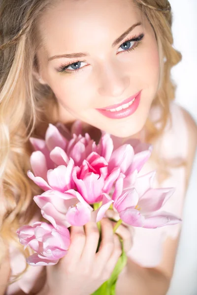 チューリップの花束を持つ女性 — ストック写真