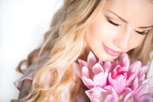 Mujer con ramo de tulipanes — Foto de Stock