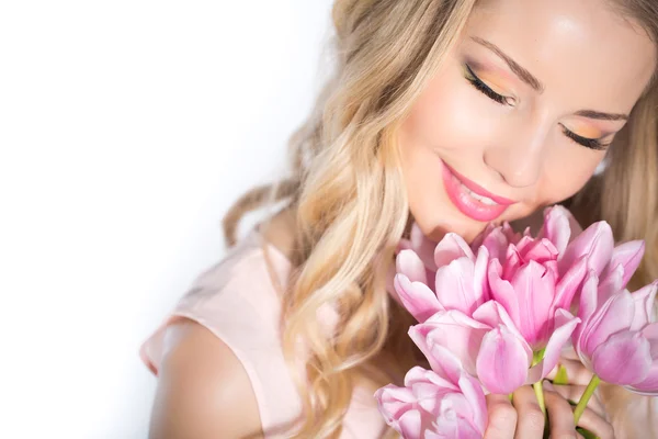 チューリップの花束を持つ女性 — ストック写真