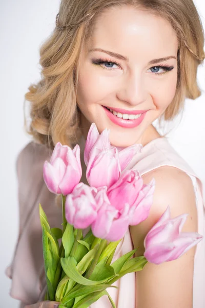 Mujer con ramo de tulipanes — Foto de Stock