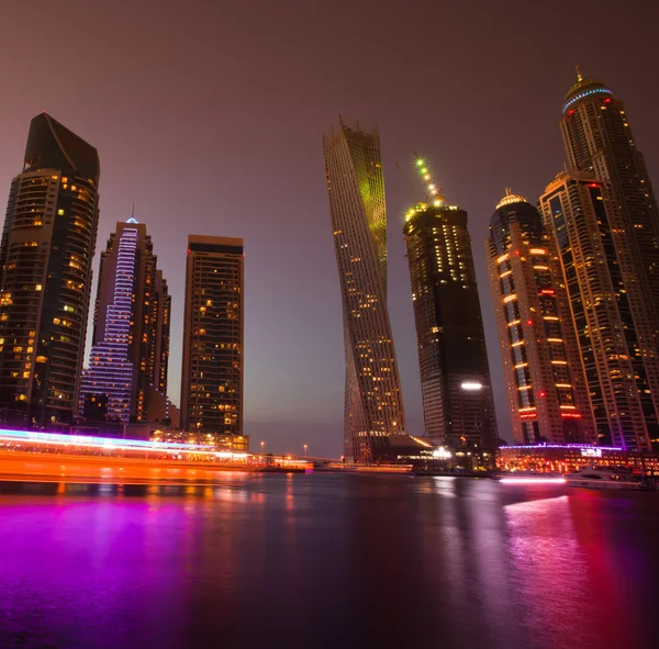 V noci Dubai marina — Stock fotografie