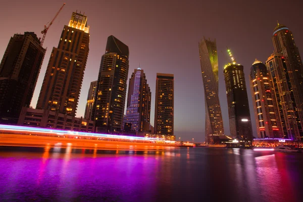 V noci Dubai marina — Stock fotografie