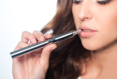 Genç kadın portre ile e-sigara