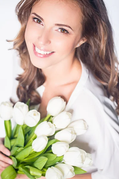 Femme avec des fleurs de pulip — Photo