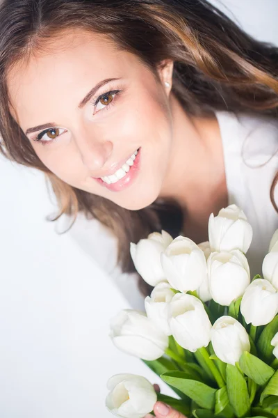 Mulher com flores de pulipa — Fotografia de Stock