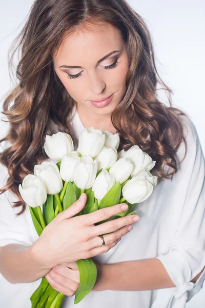 Femme avec des fleurs de pulip — Photo