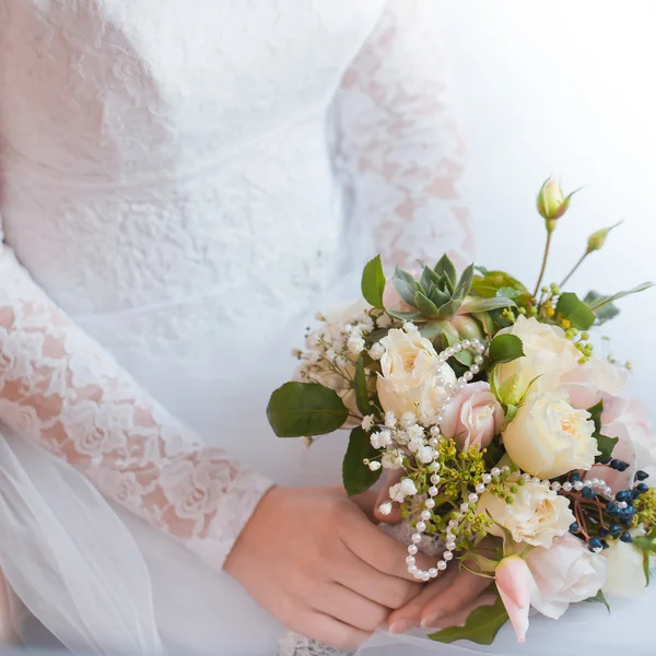 Νύφη με μπουκέτο λουλούδια — Φωτογραφία Αρχείου