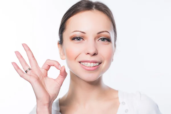 Mujer con abrazaderas de dientes — Foto de Stock