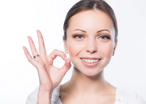 Kadın diş diş teli ile