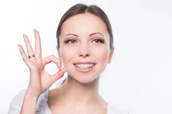 Donna con apparecchio per denti — Foto Stock