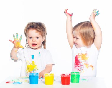 Çocuklar parmak boyaları ile oyun