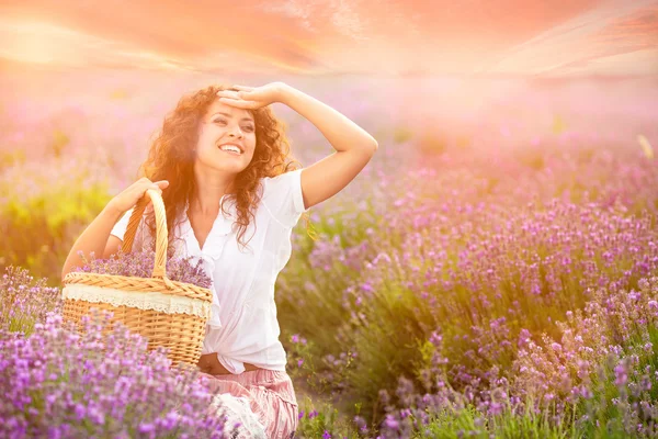Vrouw op Lavendel veld — Stockfoto