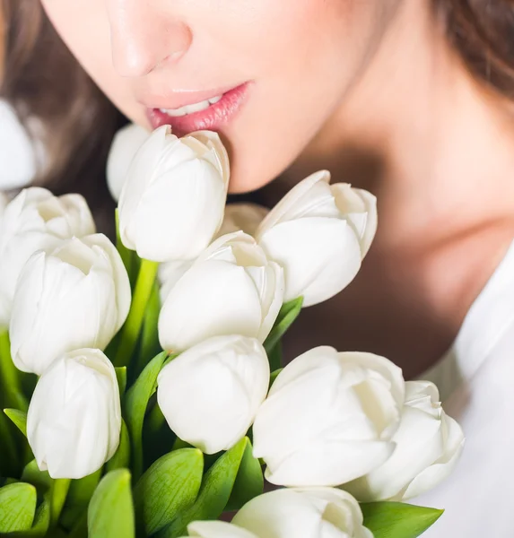 Mujer con flores de tulipán — Foto de Stock