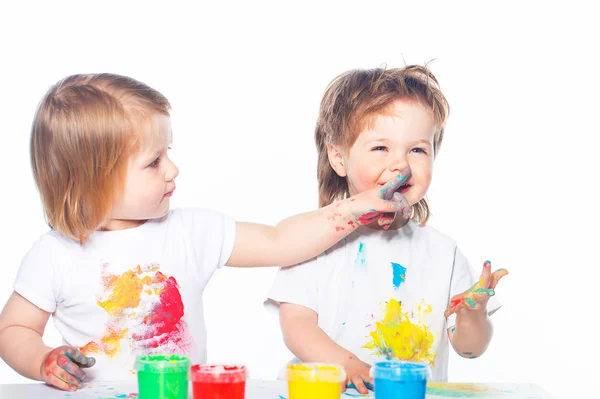 Niños jugando con pinturas para los dedos —  Fotos de Stock