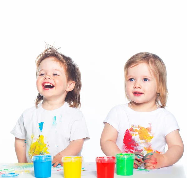 Дети играют с красками для пальцев — стоковое фото