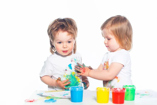 Bambini che giocano con le vernici per dita — Foto Stock