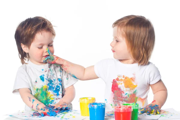 Crianças brincando com tintas para dedos — Fotografia de Stock