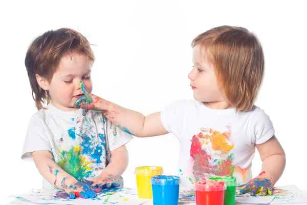 Niños jugando con pinturas para los dedos — Foto de Stock