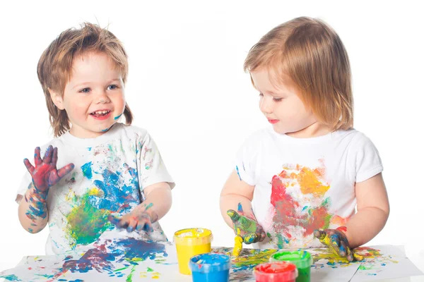 Niños jugando con pinturas para los dedos — Foto de Stock