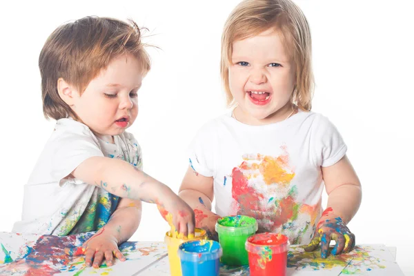 Niños jugando con pinturas para los dedos — Foto de Stock