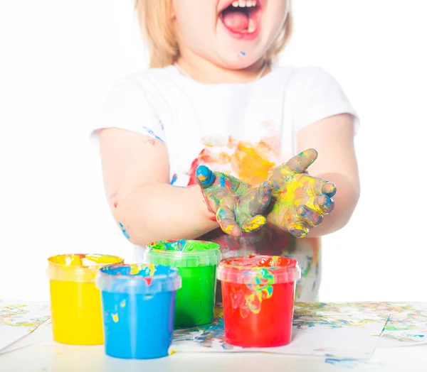 Kleines Mädchen spielt mit Fingerfarben — Stockfoto