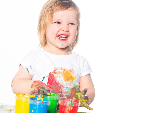 Liten flicka spelar med finger färg — Stockfoto