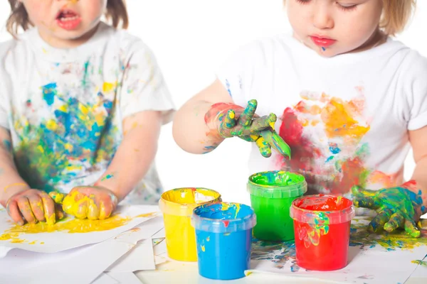 Niños jugando con pinturas para los dedos — Foto de Stock