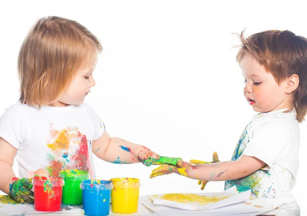 Kinder spielen mit Fingerfarben — Stockfoto