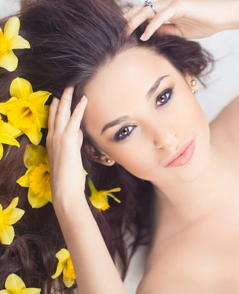 Woman with narcis flowers in hair — Stock Photo, Image