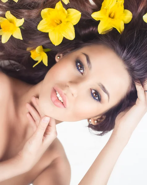 Woman with narcis flowers in hair — Stock Photo, Image